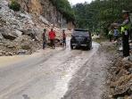 tiga-titik-ruas-jalan-di-kampar-riau-longsor_1_20161114_145058.jpg