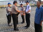 tiga-warga-dapat-penghargaan_20170214_082836.jpg