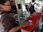 tiket-elektronik-atau-e-ticketing-bus-transjakarta_20150205_112748.jpg
