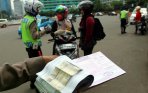 tilang-di-kawasan-larangan-sepeda-motor_20150118_170104.jpg