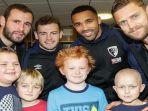 tim-afc-bournemouth-saat-mengunjungi-rumah-julia.jpg