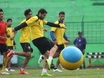 tim-arema-cronus-latihan_20160512_144424.jpg