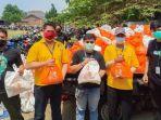 tim-baqoel-kuning-dan-gojek-hitam-dalam-vaksinasi-driver-dan-pembagian-paket-sembako.jpg