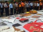 tim-basarnas-bandara-makassar-serahkan-serpihan-airasia-qz8501_20150218_113630.jpg