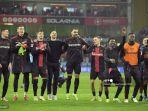 tim-bayer-04-leverkusen-merayakan-di-depan-para-penggemar-usai-kalahkan-bayern-munchen.jpg