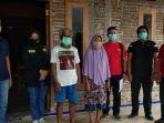 tim-dari-dinas-sosial-sragen-ketika-mengunjungi-kediaman-nenek-vino.jpg