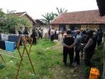 tim-densus-88-geledah-empat-kamar-kos-di-bojong-malaka_2_20160112_141336.jpg