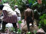 tim-dokter-hewan-bksda-aceh-bersama-tim-inafis-dan-identifikasi-polres-aceh-timur_20180611_024659.jpg