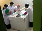 tim-dokter-periksa-jasad-bayi_20151222_100520.jpg