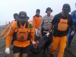 tim-evakuasi-gabungan-membawa-jasad-korban-kapal-nelayan-terbalik-di_20180720_125246.jpg