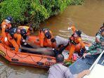 tim-evakuasi-jenazah-awak-kapal-yang-jatuh-di-sungai-kapuas.jpg
