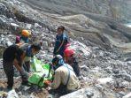 tim-gabungan-evakuasi-jenazah-fikir-pendaki-gunung-dempo.jpg