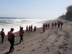 tim-gabungan-mencari-korban-hanyut-di-pantai-goa-cemara.jpg