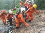 tim-gabungan-mengevakuasi-korban-longsor-di-kawasan-peti.jpg