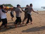 tim-gabungan-mengevakuasi-salah-satu-dari-dua-wisatawan-yang-ditemukan.jpg
