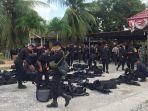 tim-gabungan-tni-polri-yang-bertugas-mengawal-ratusan-wni.jpg