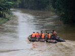 tim-gabungan-tni-sar-dan-tagana-mencari-korban-banjir_20171220_150910.jpg