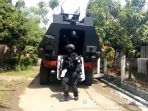 tim-gegana-dan-polda-jateng-menyisir-rumah-irsyad-terduga-teroris-di-rowosari_20170412_121545.jpg