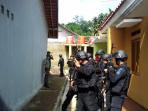 tim-gegana-polda-jabar-geledah-rumah-kontrakan-terduga-teroris_20160116_133152.jpg