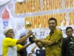 tim-gulat-kalimantan-timur-juara-umum_20171027_214635.jpg