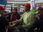 tim-hukum-afrika-selatan-yang-tiba-di-bandara-johannesburg-disambut-bak-pahlawan.jpg