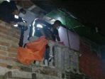 tim-inafis-dan-polsek-wonokromo-mengevakuasi-korban-bunuh-diri-di-depot-hongkong-surabaya.jpg