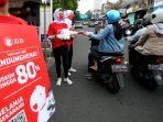 tim-jdid-bagi-bagi-takjil-kepada-pengendara-motor_20210510_140756.jpg