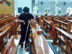 tim-jibom-polda-riau-sterilisasi-gereja-di-pekanbaru_20161225_103329.jpg