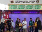 tim-jkw-pwi-menerima-cindera-mata-dari-ketua-pwi-kalsel.jpg
