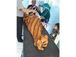 tim-kesehatan-sedang-merawat-salah-satu-korban-keracunan-pindang-ikan-mas.jpg