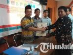tim-khofifah-emil-serahkan-kelengkapan-berkas_20180120_160209.jpg