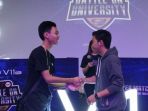tim-kristoforus-2-dan-tim-dharma-widia-saling-bersalaman-saat-game-selesai_20181104_210246.jpg