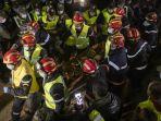 tim-layanan-darurat-maroko-membawa-rayan-oram-yang-berusia-lima-tahun-ke-ambulans.jpg