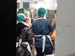 tim-medis-saat-melakukan-idenfikasi-terhadap-jasad-pelaku_20180406_065843.jpg