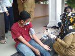 tim-medis-sekretariat-dpra-memeriksa-kesehatan-para-pendemo-mogok-makan-di-halaman-gedung-dpra.jpg