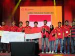 tim-nakoela-ui-di-atas-panggung-menerima-piala-kemenangannya-06032016_20160307_151747.jpg