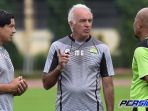 tim-pelatih-persib-mario-gomez-herrie-setyawan-dan-fernando-soler_20180102_170820.jpg