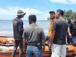 tim-pencarian-dari-basarnas-dan-sejumlah-pihak-lainnya-menurunkan-perahu-k.jpg