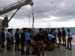 tim-penyelam-gabungan-tni-angkatan-laut-siap-siap-mengangkat-ekor-airasia-qz8501_20150110_095940.jpg