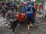tim-penyelamat-berjibaku-mencari-korban-letusan-semeru_20211206_202119.jpg