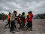 tim-penyelamat-berjibaku-mencari-korban-letusan-semeru_20211206_202224.jpg