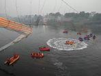 tim-penyelamat-di-kapal-mencari-di-sungai-machchu-di-sebelah-jembatan-gantung-di-gujarat-india.jpg