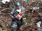 tim-penyelamat-evakuasi-korban-dan-bangkai-pesawat-trigana-air_20150819_153801.jpg