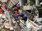 tim-penyelamat-mencari-korban-selamat-gempa-taiwan_20240404_205444.jpg