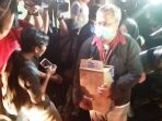 tim-penyidik-kpk-membawa-sejumlah-barang-dari-belakang-rumah-dirut-pln-sofyan-basir_20180715_193553.jpg