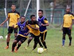 tim-persiram-raja-ampat-asuhan-eduard-tjong-berlatih_20150218_122705.jpg