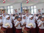 tim-polda-kepri-saat-melakukan-trauma-healing-ke-sekolah-di-rempang.jpg