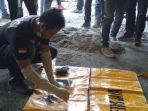 tim-puslabfor-mabes-polri-menggelar-olah-tempat-kejadian-perkara-tkp_20171030_183557.jpg