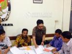 tim-rasiyo-lucy-didik-darmadi-melengkapi-berkas-di-kpu-kota-surabaya_20150917_135612.jpg