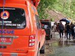 tim-sar-bpbd-garut-serdang-mengevakuasi.jpg